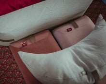 Załaduj obraz do przeglądarki galerii, poduszki kopertowe w różnych kolorach i poduszka księżycowa leżące na dywanie