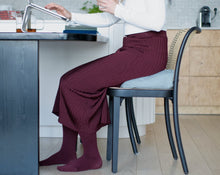 Załaduj obraz do przeglądarki galerii, kobieta pracująca zdalnie siedząc na poduszce klinowej z kolekcji naturalnej w kolorze jasno szarym