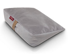 Załaduj obraz do przeglądarki galerii, poduszka klinowa do siedzenia wypełniona gryką w welurowym pokrowcu koloru szarego