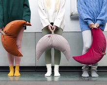 Załaduj obraz do przeglądarki galerii, kobiety trzymające w ręku po jednym księżycu gryczanym w kolorze pomarańczowym jasno różowym i malinowym