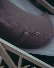 Załaduj obraz do przeglądarki galerii, naturalna poduszka księżyc z brązowym pokrowcem z lnu leżąca na leżaku
