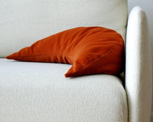 Załaduj obraz do przeglądarki galerii, poduszka księżycowa w welurowym pokrowcu w kolorze pomarańczowym leżąca na jasnej kanapie