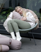 Załaduj obraz do przeglądarki galerii, kobieta wypoczywająca na fotelu z wikliny przytulając głowę do poduszki księżycowej z weluru w kolorze jasno różowym