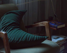 Załaduj obraz do przeglądarki galerii, poduszka księżycowa w kolorze zielonym w pokrowcu welurowym leżąca na fotelu