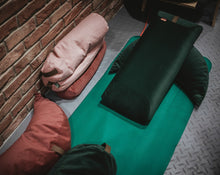 Załaduj obraz do przeglądarki galerii, Wałki gryczane, księżycowe i poduszka kopertowa leżące na macie w kolorze zielonym i różowym