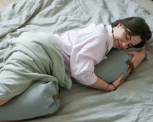 Załaduj obraz do przeglądarki galerii, Duży Bolster Be Natural - Błękitny Popiół