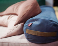 Załaduj obraz do przeglądarki galerii, niebieski bolster gryczany i dwie poduszki księżycowe leżące na kanapie