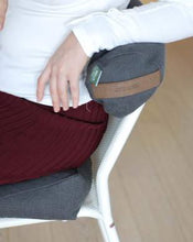 Load image into Gallery viewer, kobiece plecy oparte o mały wałek gryczany na krześle siedząc na poduszce klinowej w kolorze grafitowym