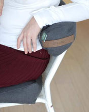 Load image into Gallery viewer, kobieta siedząca na krześle na poduszce klinowej opierając plecy o oparcie z małym grafitowy wałkiem gryczanym