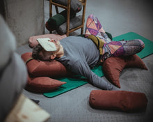 Załaduj obraz do przeglądarki galerii, Pan relaksujący się na macie używając do tego poduszek z gryki i pianki poliuretanowej w kolorze winnego różu