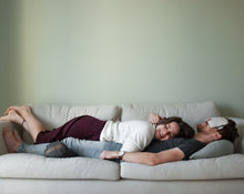 Załaduj obraz do przeglądarki galerii, para relaksująca się kanapie dzięki poduszkom gryczanym z pokrowców z lnu i bawełny