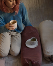 Załaduj obraz do przeglądarki galerii, Kobieta pijąca herbatę z położoną filiżanką na dużym welurowym wałku gryczanym w kolorze ciemny róż