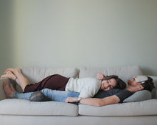 Załaduj obraz do przeglądarki galerii, Para leżąca na kanapie relaksująca się dzięki poduszkom z gryki i lawendowej opasce na oczy