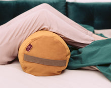 Load image into Gallery viewer, Żółty bolster z gryki ułożony pod kolanami