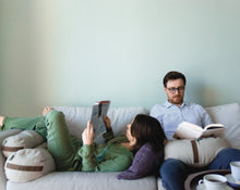 Load image into Gallery viewer, para odpoczywająca na kanapie dzięki poduszkom wypełnionym gryką do odciążenia szyi i nóg