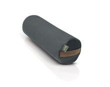 Załaduj obraz do przeglądarki galerii, mały wałek gryczany w pokrowcu z lnu i bawełny w kolorze grafitowym z uchwytem ze skóry wegańskiej