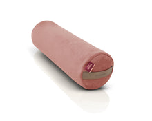 Załaduj obraz do przeglądarki galerii, mały wałek gryczany w welurowym pokrowcu w kolorze ciemno różowym