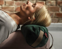 Załaduj obraz do przeglądarki galerii, kobieta leżąca na dużym wałku gryczanym w kolorze jasno różowym ułożonym wzdłuż pleców z małym zielonym wałkiem gryczanym pod szyją