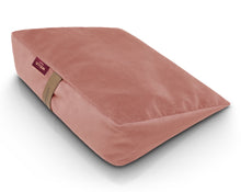 Załaduj obraz do przeglądarki galerii, poduszka klinowa w welurowym pokrowcu koloru winnego różu wypełniona łuską gryki