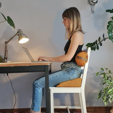 Załaduj obraz do przeglądarki galerii, Kobieta pracująca przy biurku używająca poduszek gryczanych jako odciążenie pleców w tym poduszki klinowej i małego wałka w kolorze żółtym