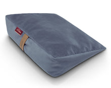 Załaduj obraz do przeglądarki galerii, Poduszka klin do siedzenia wypełniona gryką w welurowym pokrowcu koloru niebieskiego