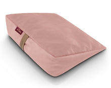 Załaduj obraz do przeglądarki galerii, Poduszka klinowa wypełniona organiczną łuską gryki w welurowym pokrowcu koloru jasno różowego