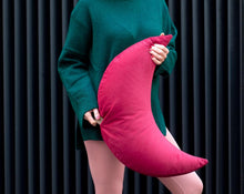 Załaduj obraz do przeglądarki galerii, kobieta trzymająca w rękach poduszkę księżycową w kolorze malinowym