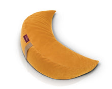 Załaduj obraz do przeglądarki galerii, poduszka księżycowa wypełniona gryką w pokrowcu welurowym w kolorze miodowym