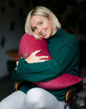 Załaduj obraz do przeglądarki galerii, kobieta przytulająca się do malinowego księżyca wypełnionego gryką