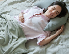 Załaduj obraz do przeglądarki galerii, kobieta relaksująca się w łóżku wypoczywając na poduszce księżycowej koloru szarego