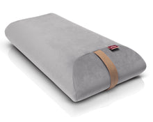 Załaduj obraz do przeglądarki galerii, poduszka kopertowa z pianki poliuretanowej w pokrowcu welurowym w kolorze szarym