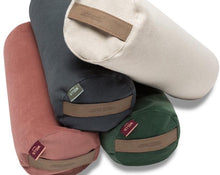 Załaduj obraz do przeglądarki galerii, małe wałki gryczane w pokrowcu z lnu i bawełny w kolorze grafitowym i beżowym oraz w pokrowcu welurowym w kolorze zielonym i ciemno różowym