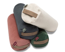 Załaduj obraz do przeglądarki galerii, małe wałki z gryki w pokrowcach z lnu i bawełny w kolorze grafitowym i beżowym oraz w pokrowcach welurowych w kolorze zielonym i ciemno różowym