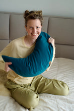 Załaduj obraz do przeglądarki galerii, Poduszka Księżycowa Be Classic - Turkusowy
