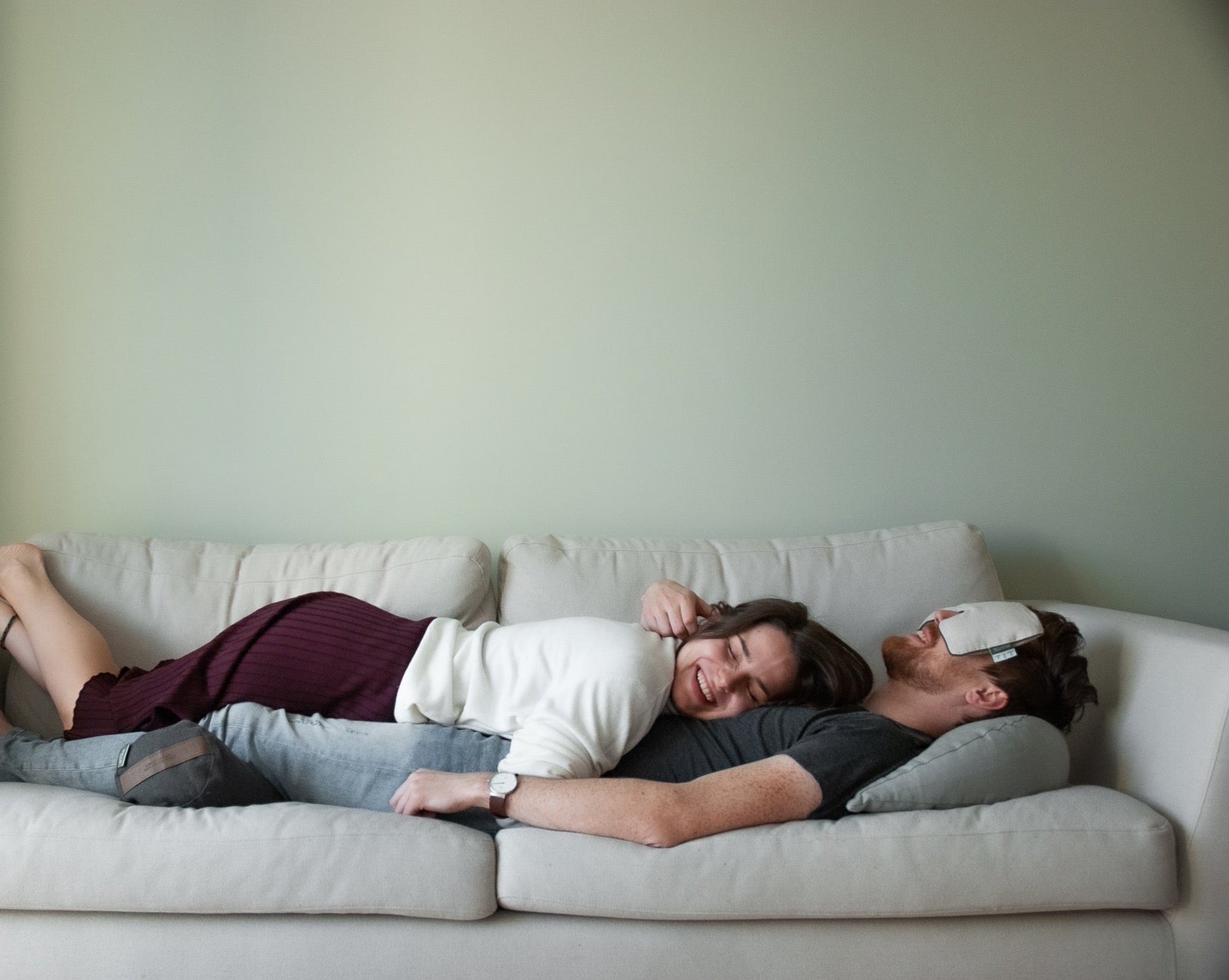para relaksująca się na kanapie przy użyciu poduszek wypełnionych gryką