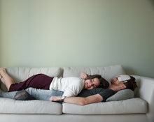 Load image into Gallery viewer, para relaksująca się na kanapie przy użyciu poduszek wypełnionych gryką
