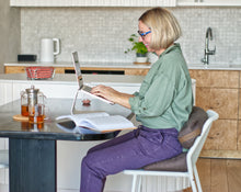Load image into Gallery viewer, kobieta wspierająca swoje plecy klinem i małym wałkiem siedząc przed laptopem
