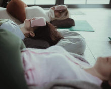 Załaduj obraz do przeglądarki galerii, kobiety na zajęciach z relaksacji leżące na macie na poduszkach gryczanych z poduszkami lawendowymi na oczach
