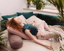 Load image into Gallery viewer, kobieta relaksująca się na łóżku opierając plecy o poduszkę kopertową i duży wałek gryczany
