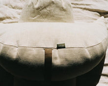 Load image into Gallery viewer, bolster i poduszka księżycowa z kolekcji naturalnej w kolorze piaskowym z pokrowców z lnu i bawełny
