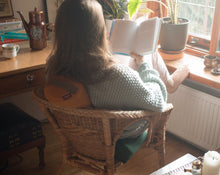 Załaduj obraz do przeglądarki galerii, kobieta czytająca książkę na krześle z małym żółtym wałkiem gryczanym ułożonym na oparciu wzdłuż pleców
