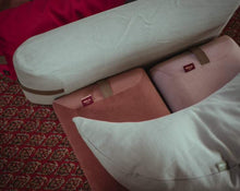Load image into Gallery viewer, poduszki kopertowe w różnych kolorach leżące na dywanie wraz z poduszką księżycową
