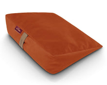 Load image into Gallery viewer, poduszka klinowa do siedzenia na krzesło w welurowym pokrowcu w kolorze pomarańczowym
