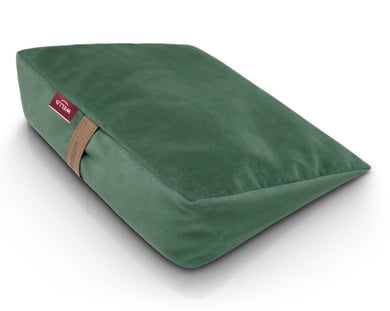 Poduszka klinowa do siedzenia wypełniona łuską gryki w pokrowcu welurowym koloru zielonego