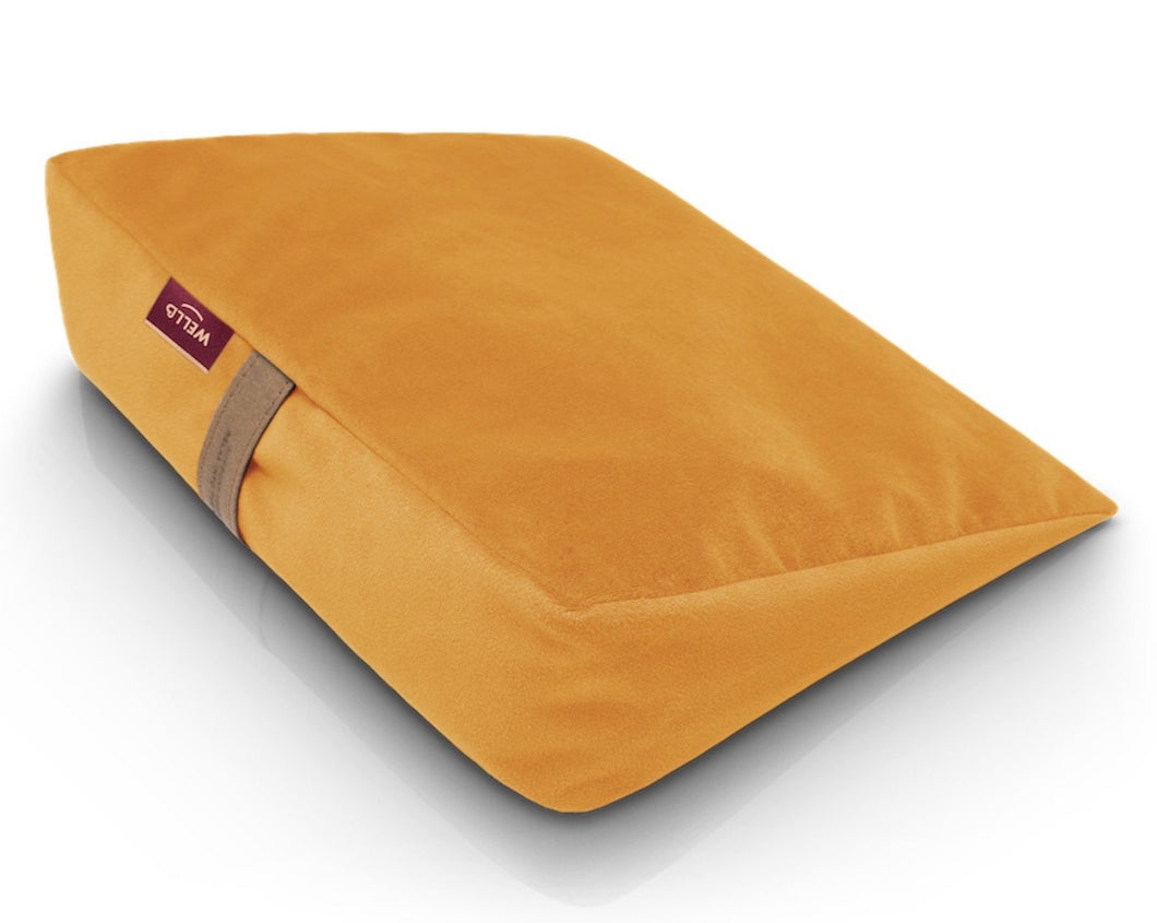 poduszka klinowa do siedzenia wypełniona gryką w welurowym pokrowcu koloru żółtego