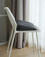 Load image into Gallery viewer, białe krzesło a na nim grafitowa poduszka klinowa do siedzenia w pokrowcu z lnu i bawełny
