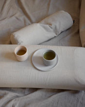 Load image into Gallery viewer, filiżanki z herbatą położone na poduszce kopertowej w kolorze piaskowym
