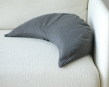 Load image into Gallery viewer, poduszka księżycowa z naturalnej tkaniny z lnu i bawełny w kolorze grafitowym leżąca na jasnej kanapie
