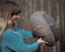 Load image into Gallery viewer, kobieta trzymająca w rękach poduszki księżycowe w kolorze brązowym i grafitowym
