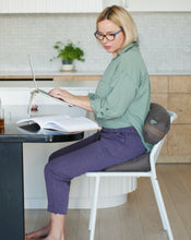 Załaduj obraz do przeglądarki galerii, kobieta pracująca przed laptopem wspiera swoje plecy poduszkami na krzesło - klinem i małym wałkiem z gryki
